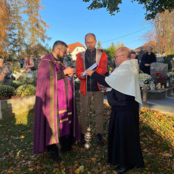 Fotoalbum 2. november - SPOMIENKA NA VŠETKÝCH ZOSNULÝCH BRATOV TEŠITEĽOV A SESTRY TEŠITEĽKY
